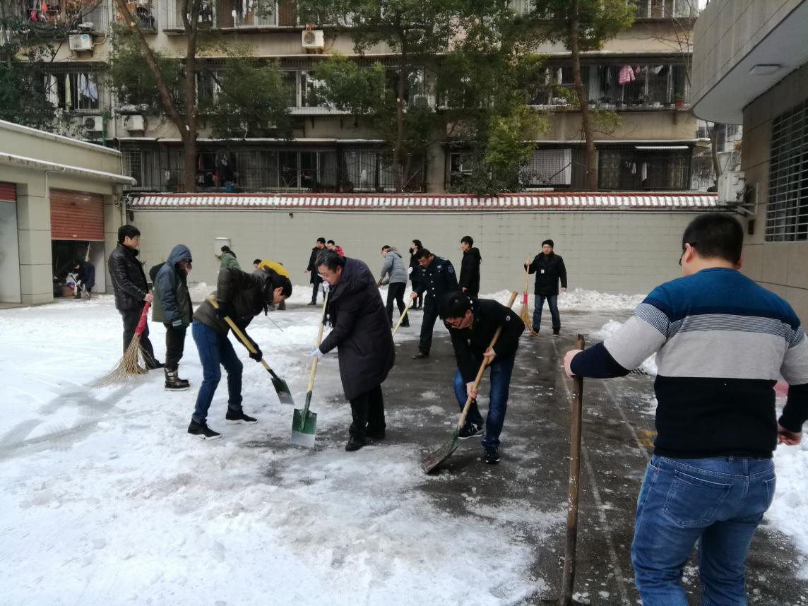 党团青年带头干  铲雪除冰暖人心