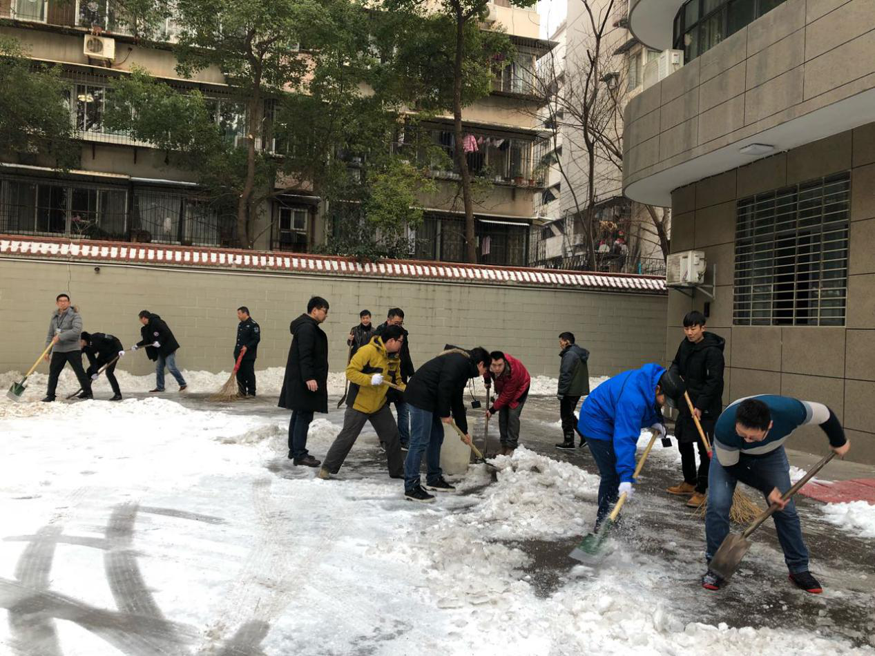 党团青年带头干  铲雪除冰暖人心