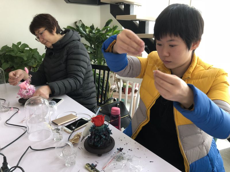 武燃设计院举办“花开缤纷 巧手扮春”插花活动