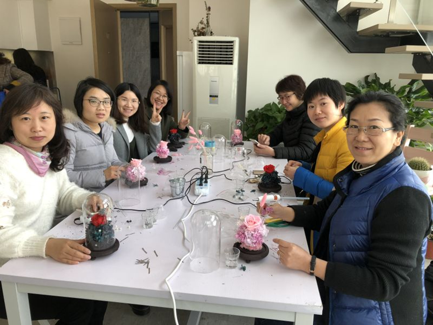 武燃设计院举办“花开缤纷 巧手扮春”插花活动