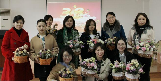 武燃设计院开展庆祝“三八”节艺术插花活动——女人如花  靓丽风采