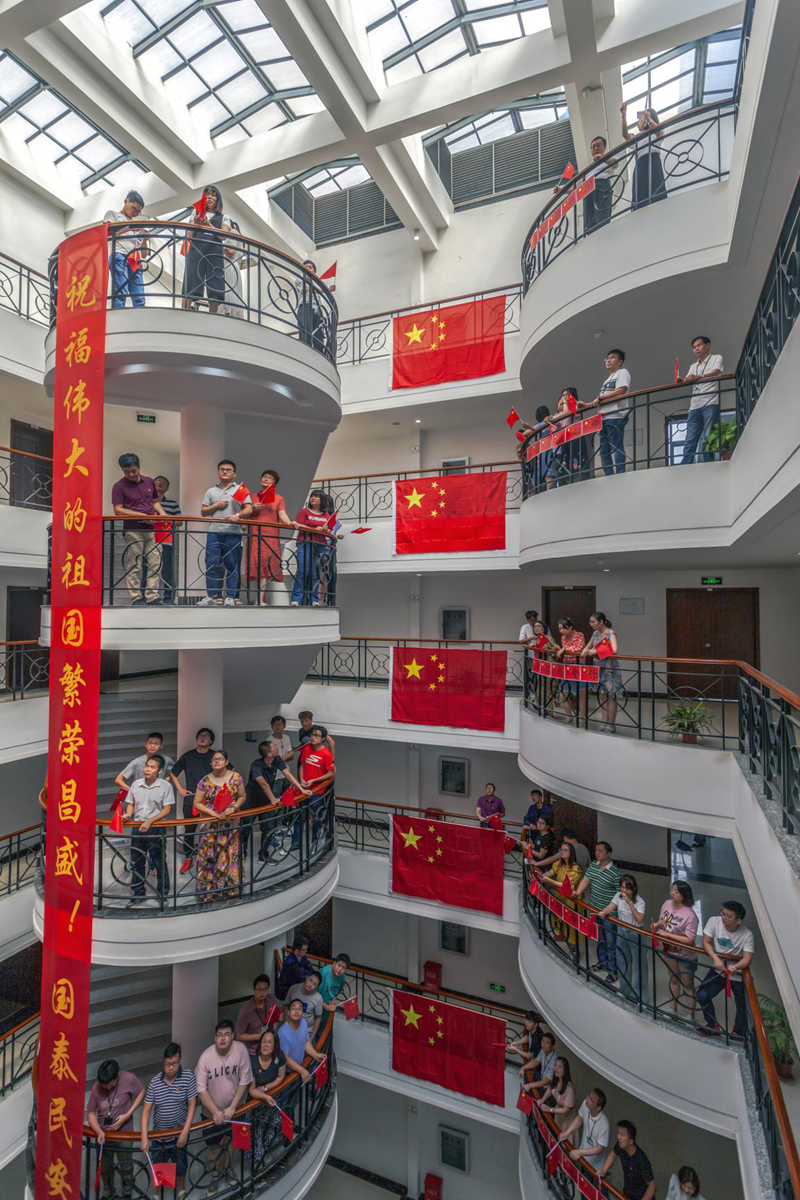 武燃设计院开展 “我和国旗合个影，我为祖国送祝福”主题活动