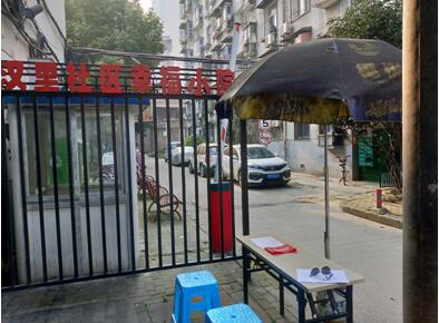 一支遮阳伞下的坚守 ——认真履行岗位职责  确保联防联控成效