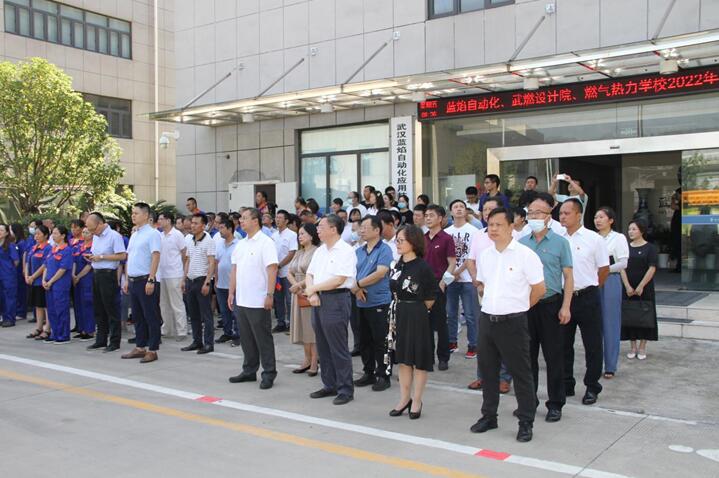 坚守初心跟党走，努力拼搏庆党节
