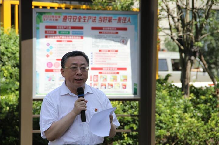 坚守初心跟党走，努力拼搏庆党节